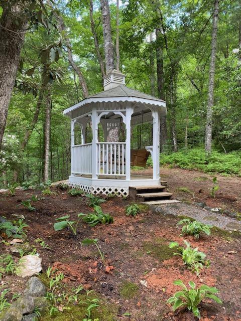 Lolly'S Treehouse Hotel Highlands Exterior photo